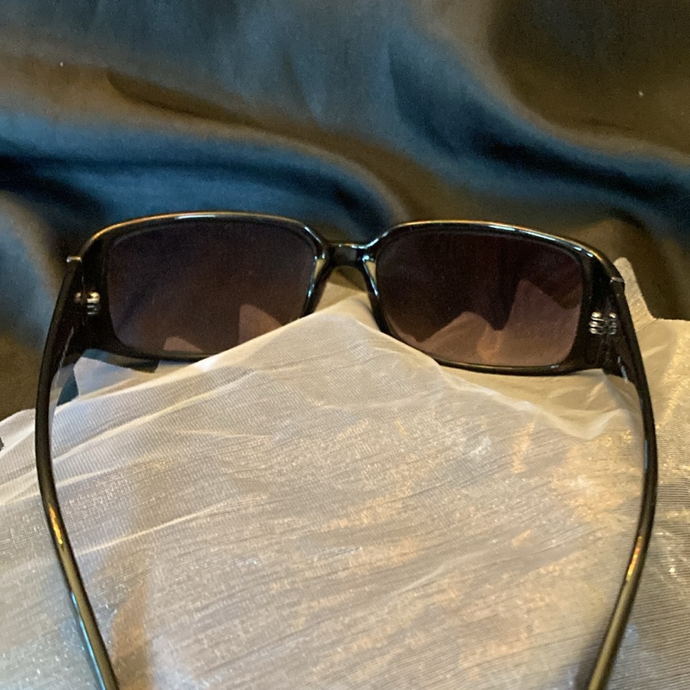 Guess Sunglasses with Crystal embellishment - Picture 5 of 5